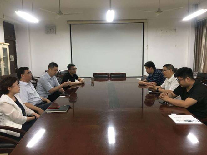 裝飾公司總工姜樹仁及設(shè)計所負責人與山東建筑大學藝術(shù)學院院長（左起）薛院長，副院長陳院長，藝術(shù)學院黨委書記倪院長，黨委副書記李院長。召開校企聯(lián)合交流會。