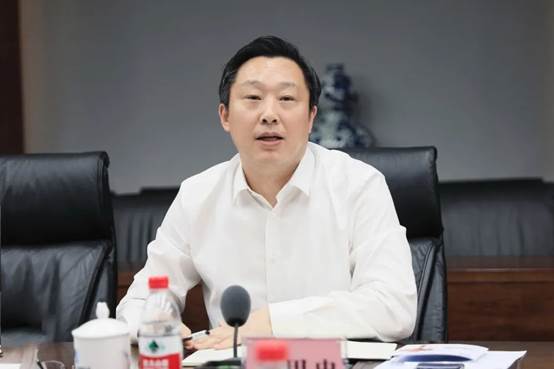 桌子前坐著穿藍(lán)色衣服的人中度可信度描述已自動生成